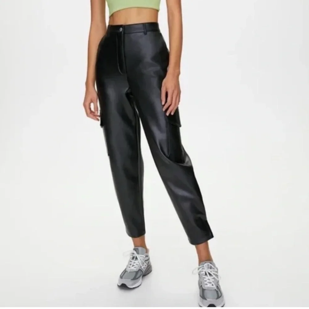 ARITZIA WILFRED VEGAN LEATHER HIGH
RISE TAPERED CARGO PANTS, size 2 - Picture 4 of 9